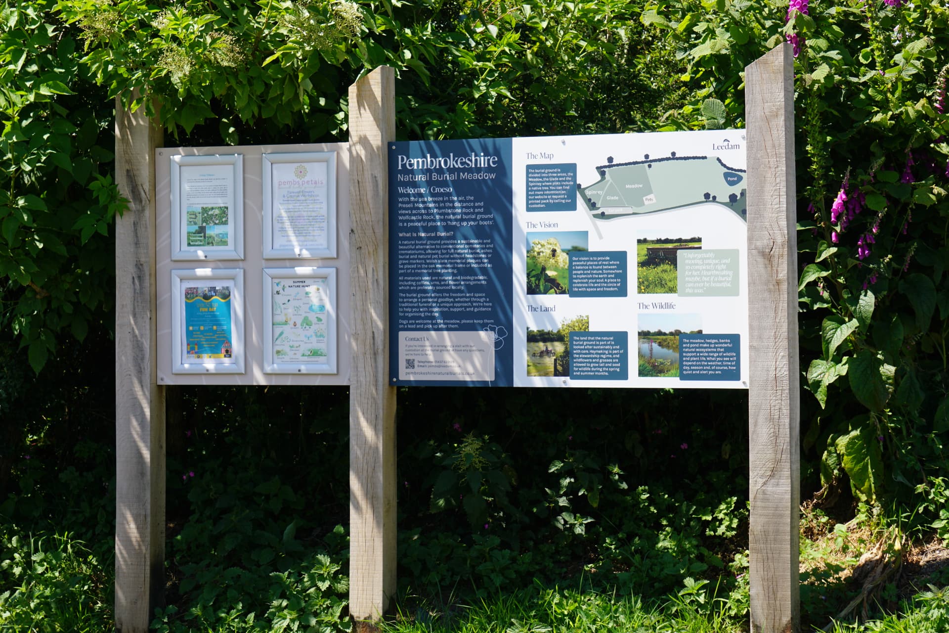 Informatiebord met plattegrond en uitleg over natuurbegraafplaats Pembrokeshire tussen groen