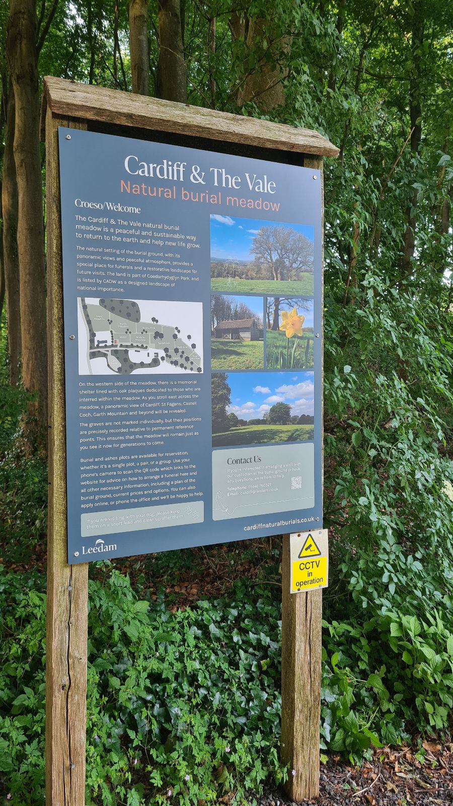 Informatiebord met plattegrond en uitleg over de natuurbegraafplaats Cardiff & The Vale